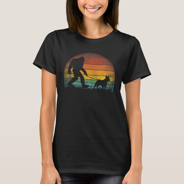 Camiseta Pé Grande Andando Francês Cachorro Sasquatch (Frente)