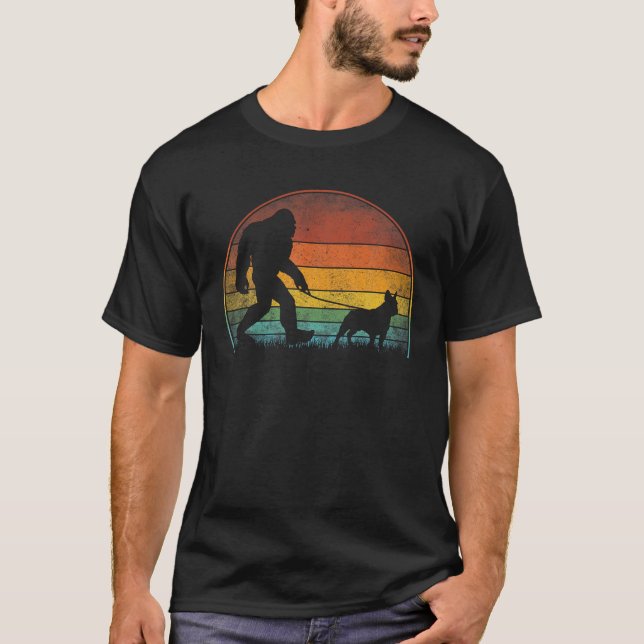 Camiseta Pé Grande Andando Francês Cachorro Sasquatch (Frente)