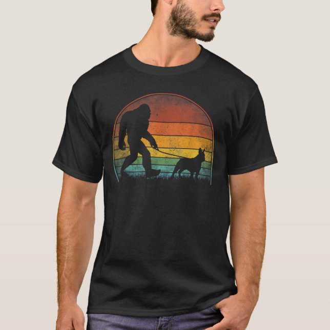 Camiseta Pé Grande Andando Francês Cachorro Sasquatch (Frente)