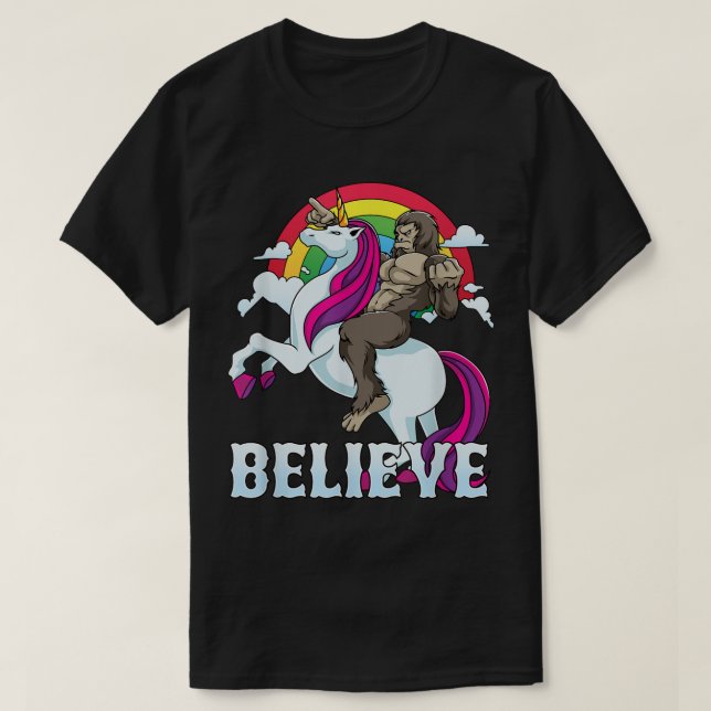 Camiseta Pé Grande Andando Unicorn Arco-Íris Sasquatch Acre (Frente do Design)