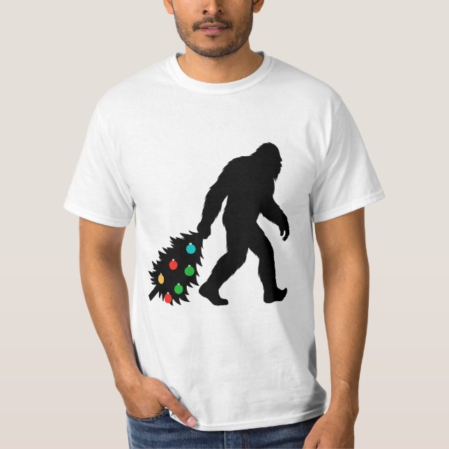 Camiseta Pé Grande Arrastando Árvore de Natal (Frente)