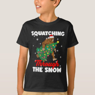 Camiseta Pé Grande Atravessando a Neve Sasquatch Natal