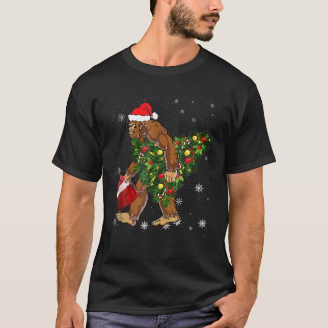 Camiseta Pé Grande Carregando Árvore de Natal Crença (Frente)