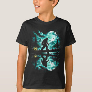 Camiseta Pé-grande cruzando reflexão árvores da floresta ao