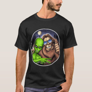Camiseta Pé Grande e Alien