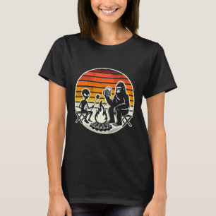 Camiseta Pé Grande e Alien Acampando Bebendo Cerveja