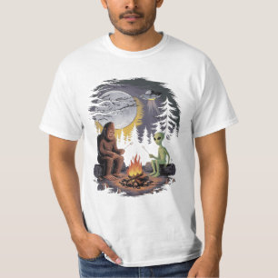 Camiseta Pé Grande E Alien Acampando Tocando Violão Fogueir