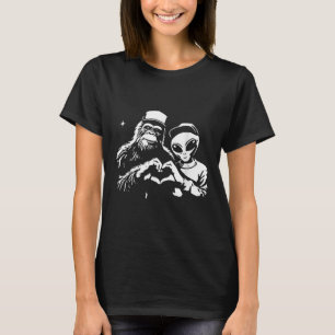 Camiseta Pé Grande E Alienígena Coração Mãos Namorados Engr