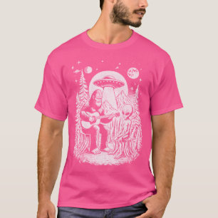 Camiseta Pé Grande E Alienígena Tocando Violão
