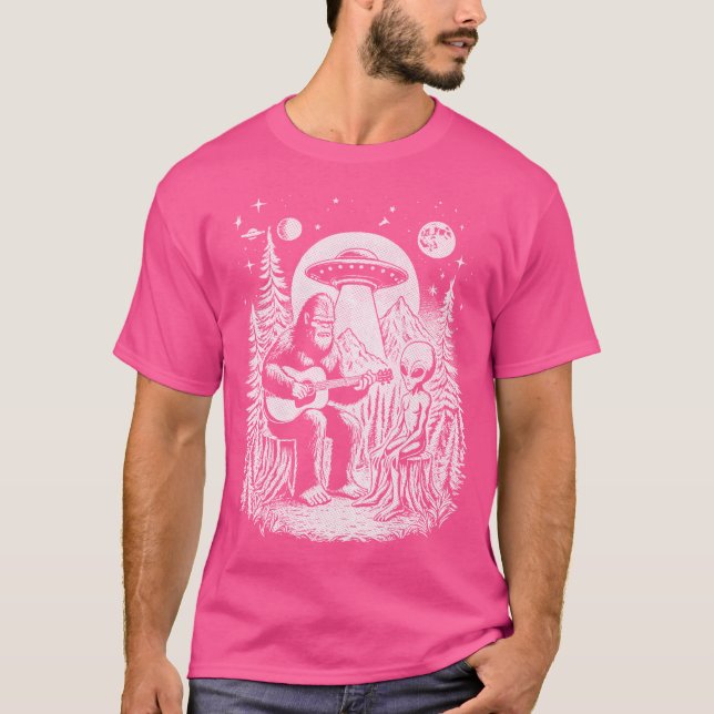 Camiseta Pé Grande E Alienígena Tocando Violão (Frente)