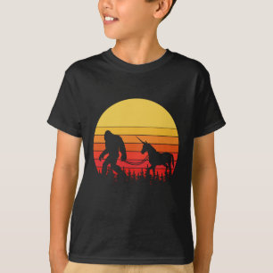Camiseta Pé Grande e Unicórnio em um Design Retroativo