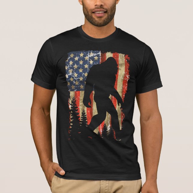 Camiseta Pé Grande Eu Acredito Sasquatch American Flag (Frente)