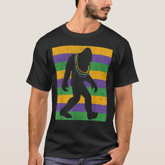 Camiseta Pé Grande Mardi Gras Sasquatch Homens Engraçados C (Frente)
