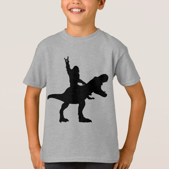Camiseta Pé Grande montando T-Rex   (Frente)