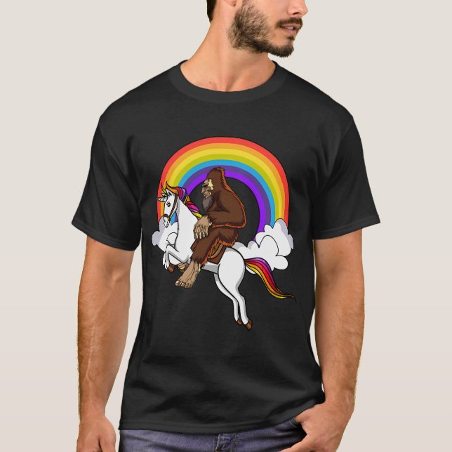 Camiseta Pé Grande montando unicórnio (Frente)