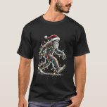 Camiseta Pé-Grande Natal Vestindo um Chapéu Santa e Christm<br><div class="desc">Pé Grande de Natal Vestindo um Papai Noel e Luzes de Natal</div>