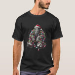 Camiseta Pé-Grande Natal Vestindo um Chapéu Santa e Christm<br><div class="desc">Pé Grande de Natal Vestindo um Papai Noel e Luzes de Natal</div>