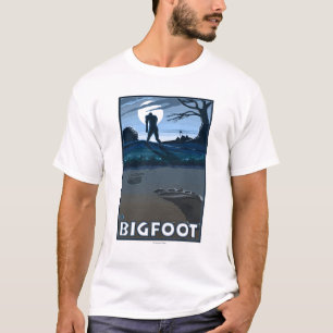 Camiseta Pé grande que anda através do campo de golfe
