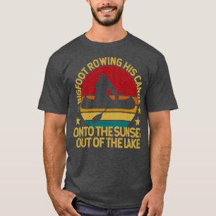 Camiseta Pé-grande remando sua canoa no pôr do sol