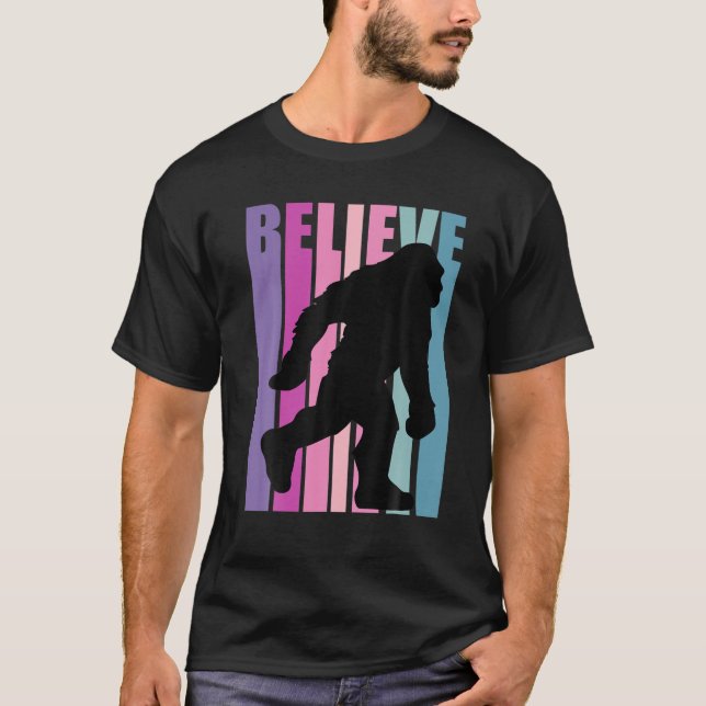 Camiseta Pé-Grande Rosa Acredite em Lendas Místicas Magicas (Frente)