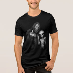 Camiseta Pé Grande Sasquatch Alien Espacial Dedo do Meio