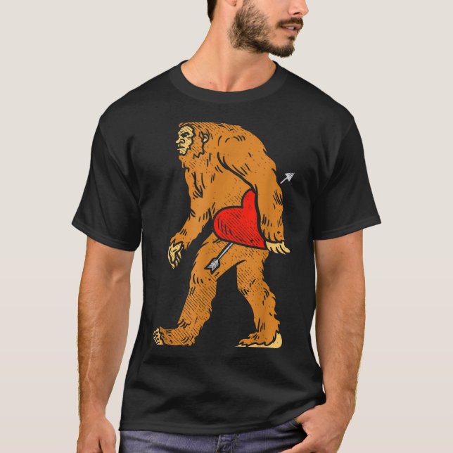 Camiseta Pé Grande Sasquatch Coração Com Seta Dia Dos Namor (Frente)
