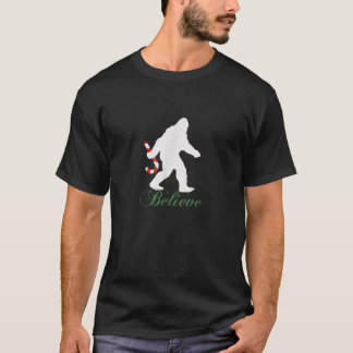 Camiseta Pé Grande Sasquatch Yeti Acredite em Candy Cane Na