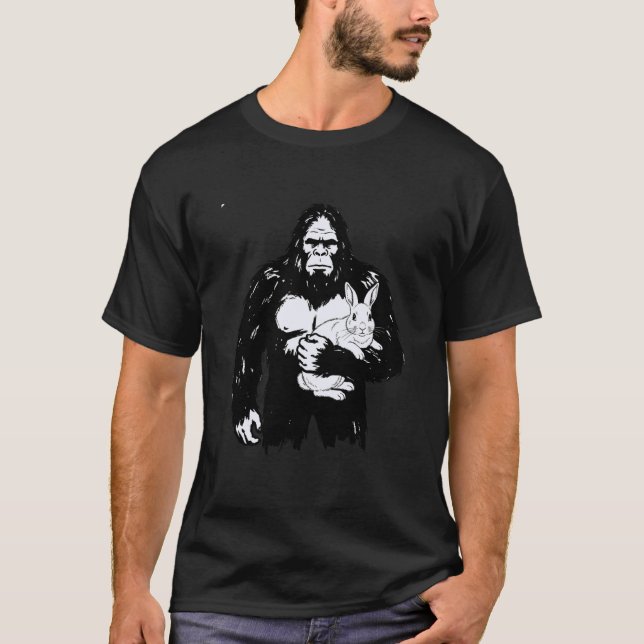 Camiseta Pé Grande Segurando Coelho Sasquatch Críptido Aman (Frente)