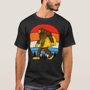 Camiseta Pé Grande Segurando Um Taco