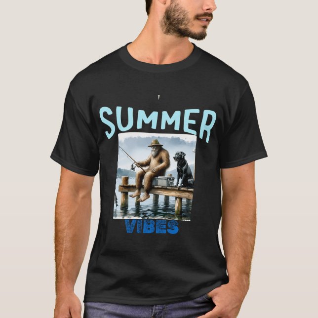 Camiseta Pé grande sentado em um cais pescando com seu labr (Frente)