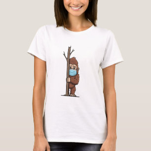 Camiseta Pé-grande Tímido em Máscara Médica Espiando por tr