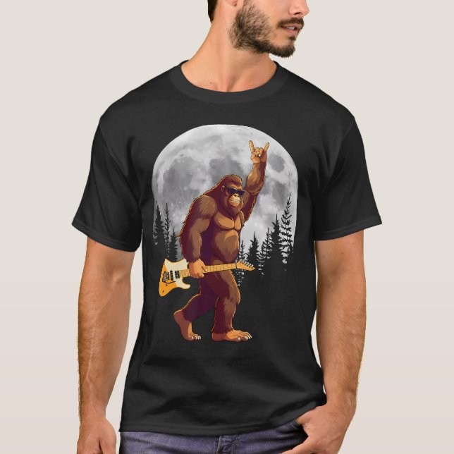Camiseta Pé Grande Tocando Guitarra À Noite Lua Cheia Árvor (Frente)
