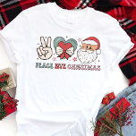 Camiseta Peace Love Christmas Groovy<br><div class="desc">Espalhe a alegria de férias e boas vibrações com este tênis "Peace Love Christmas"! Apresentando um encantador design com um sinal de paz, coração e Papais noeis, esta camisa é um lembrete perfeito do verdadeiro significado da estação. As cores suaves e as ilustrações brincalhonas capturam o espírito de paz, amor...</div>