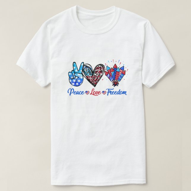Camiseta Peace Love Freedom 4 De Julho USA Flag Fireworks (Frente do Design)