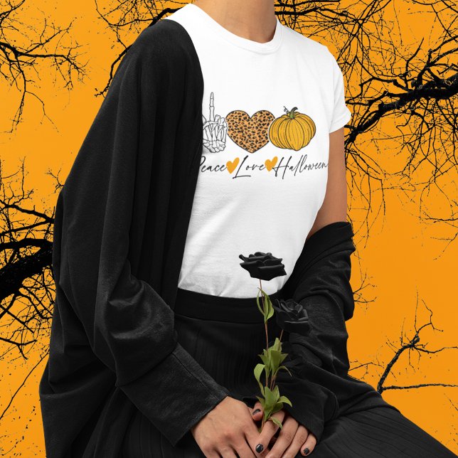 Camiseta Peace Love Halloween (Love Halloween? Spread the love with this cute Peace, Love, Halloween tee.)