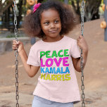 Camiseta Peace Love Kamala Harris Cute<br><div class="desc">Cute Peace Love Kamala Harris t-shirt infantil para uma criança progressista que ama designs políticos coloridos e divertidos. Votem em Kamala para presidente nas eleições de 2024. Um design liberal divertido em cores brilhantes.</div>