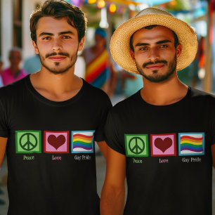 Camiseta Peace Love Orgulho gay acendendo bandeira do arco-