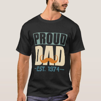 Camiseta Peças Orgulhosas De Dia de os pais Est1974 Maiores