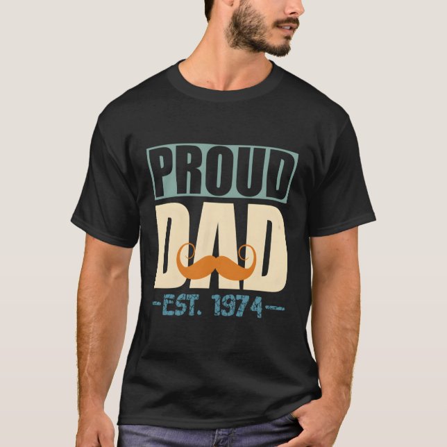 Camiseta Peças Orgulhosas De Dia de os pais Est1974 Maiores (Frente)
