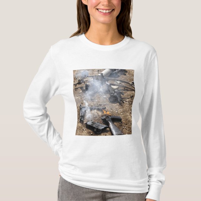 Camiseta Pedaços de armas inimigas foram legal (Frente)