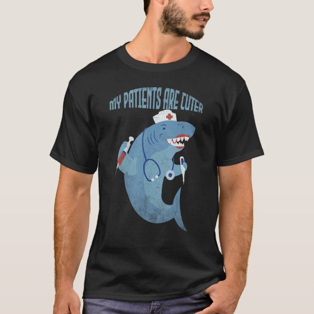 Camiseta Pediatria Meus pacientes são enfermeiras de tubarõ (Frente)