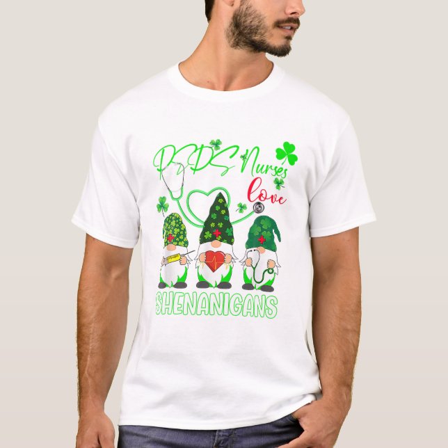 Camiseta PEDS Nurses Love Shenanigans Funny Gnomes St Patri (Frente)