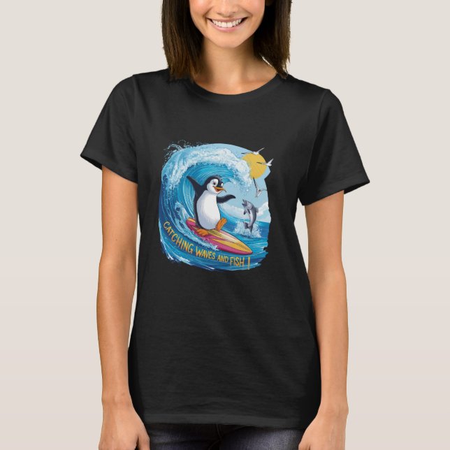 Camiseta Pegando Ondas e Peixes Pinguim de Surfe Engraçado  (Frente)
