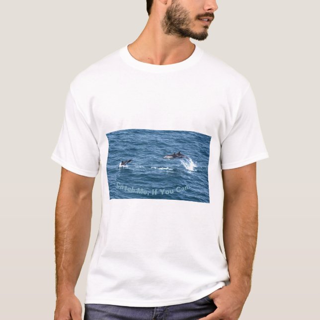 Camiseta Pegue-Me, Se Puder! Diversão de golfinhos. (Frente)