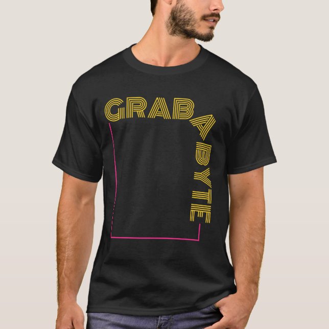 CAMISETA PEGUE UM BYTE - PIADA DE PROGRAMAÇÃO (Frente)