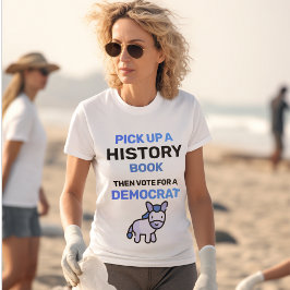 Camiseta Pegue um Livro de História. Então, vote em um demo