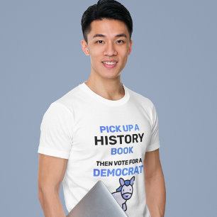 Camiseta Pegue um Livro de História. Então, vote em um demo