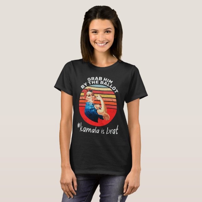 Camiseta Peguem-no na votação #kamala é brat - Retro (Frente Completa)
