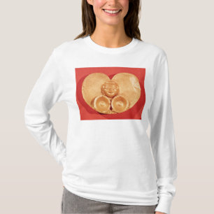 Camiseta Peitoral com um rosto humano que veste brincos