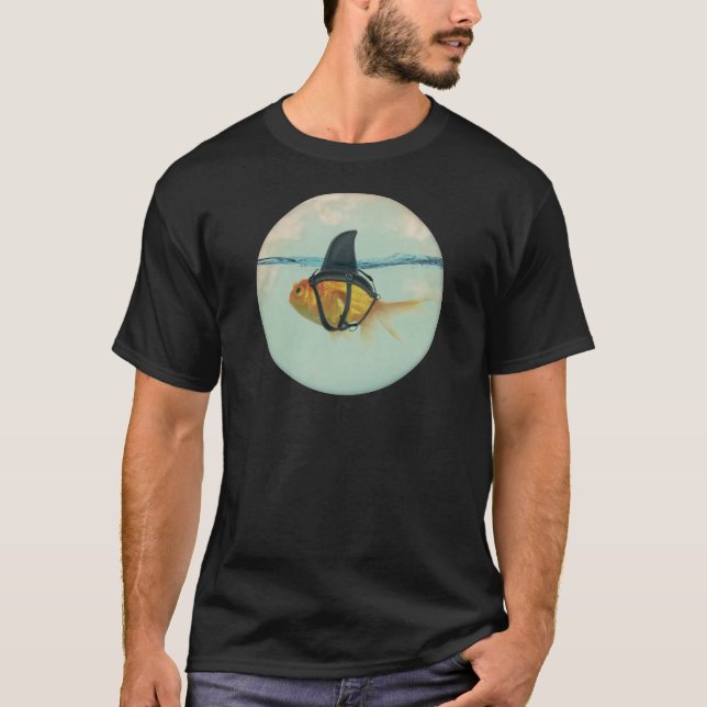 Camiseta Peixe Dourado com uma Barbatana de Tubarão (Frente)